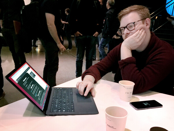 Her sender Jørgen ut nyhetsbrevet vårt med kodekonkurransen, fra et bord på Javazone. Ganske umiddelbart begynte svarene å hagle inn. Foto: Ole Petter Baugerød Stokke