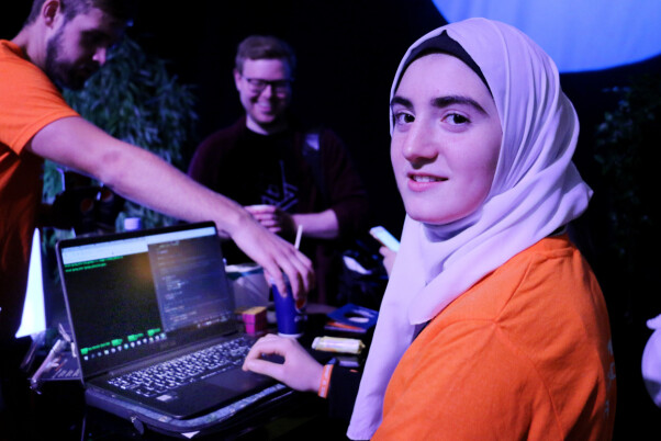 Meimona liker at editoren Atom hjelper henne med å fullføre kode, og få den opp til Github. Foto: Ole Petter Baugerød Stokke