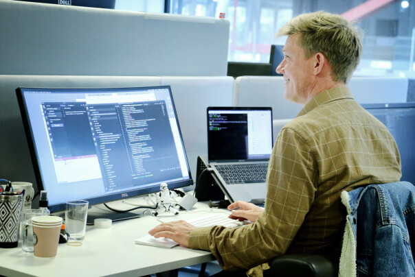 Christopher Kvarme kjører macOS og har derfor tilgang til å bygge iOS apper med Xcode. Foto: Ole Petter Baugerød Stokke
