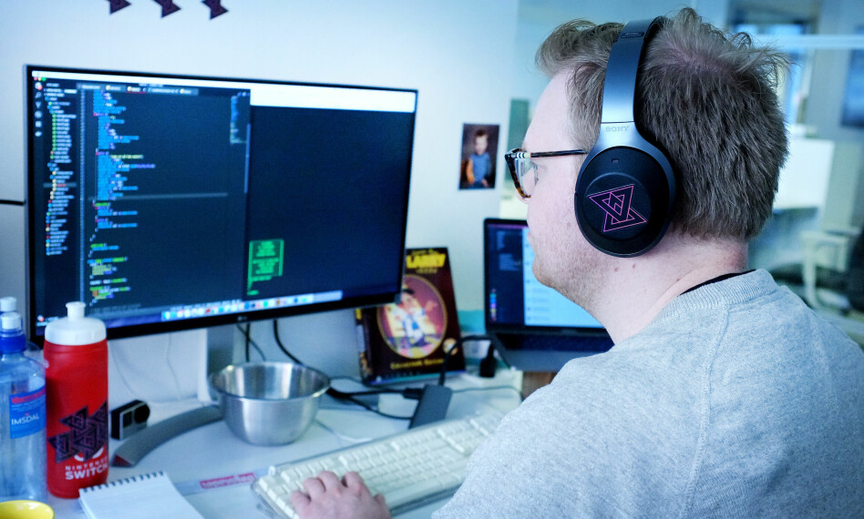 Her fikser jeg litt CSS på kode24-kontoret. Bonuspoeng hvis du klarer å gjette spillesken i bakgrunnen! Foto: Ole Petter Baugerød Stokke