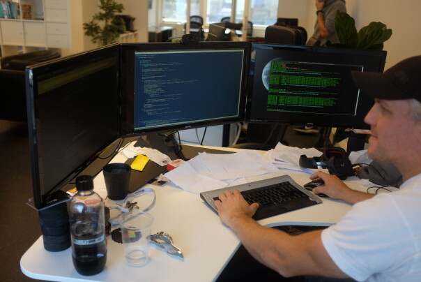 Utvikler Nils Hofgaard mener Linkpulse har litt andre krav til Javascript enn mange andre applikasjoner. Foto: Jørgen Jacobsen