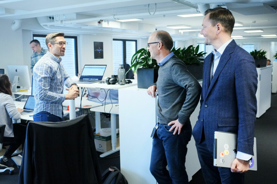 Driftsdirektør Jonas Rein Tovsen, helt til høyre, og strategidirektør Marius Mårnes Mathiesen i Shortcut koordinerer apputvikling for over 50 millioner kroner i året. I lokalene midt i Oslo sentrum har de dermed bygget et av Norges største miljøer for apputvikling. Foto: Ole Petter Baugerød Stokke