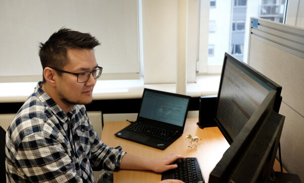 Joakim har valgt å droppe pensjonssparing. Her ved arbeidspulten på NAV. - Vi bruker tynnklienter og kobler oss på en server når vi utvikler, forklarer Joakim. Foto: Jørgen Jacobsen