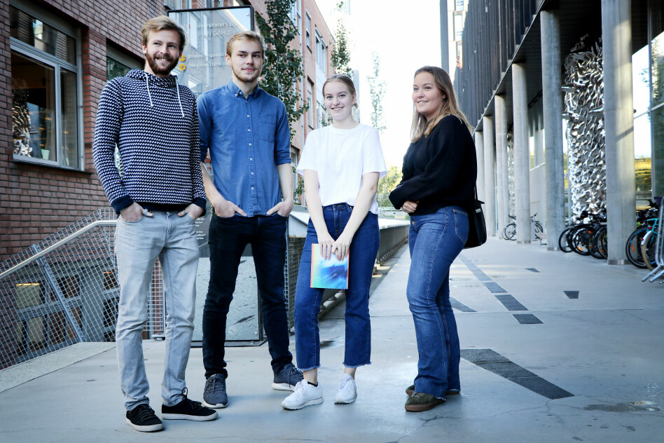 Studentene Jørgen Pettersen, Philip Havig, Ane Aasen Tømmerås og Henryette Johanne Aaby-Setten har ikke gå lenge på UiO, og vet ikke nøyaktig hvilke språk de håper å bruke i arbeidslivet. Men foreløpig er det Python og Java det går i. Foto: Ole Petter Baugerød Stokke