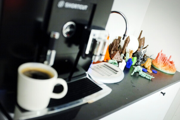 Shortcut er glad i å prøve ny teknologi, som en hel haug 3D-printa krimskrams ved kaffemaskinen vitner om. Foto: Ole Petter Baugerød Stokke