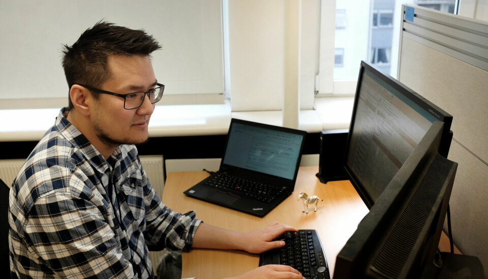 Joakim hoppet i det, og startet sitt eget AS. Her ved arbeidsstasjonen hos NAV. Foto: Jørgen Jacobsen