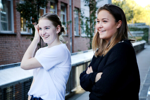 Ane Aasen Tømmerås og Henryette Johanne Aaby-Setten er usikre på hva drømmejobben er. Men Henryette liker tanken på spillutvikling. Foto: Ole Petter Baugerød Stokke