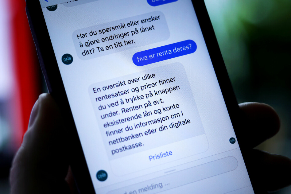DNB er et av mange selskaper som har fått seg chatbot i Facebook Messenger. Tanken er å la robotene stå for de vanligste spørsmålene, så kundeservice kan konsentrere seg om mer krevende oppgaver. Og de fleste lar to norske selskaper lage robotene for dem. 📸: Ole Petter Baugerød Stokke