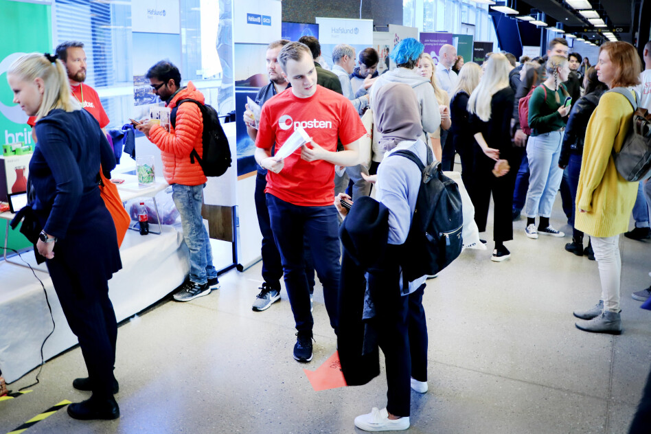 På dagen@ifi prøver selskaper å lokke til seg morgendagens utviklere. Men hva vil dagens studenter helst jobbe med? Foto: Ole Petter Baugerød Stokke