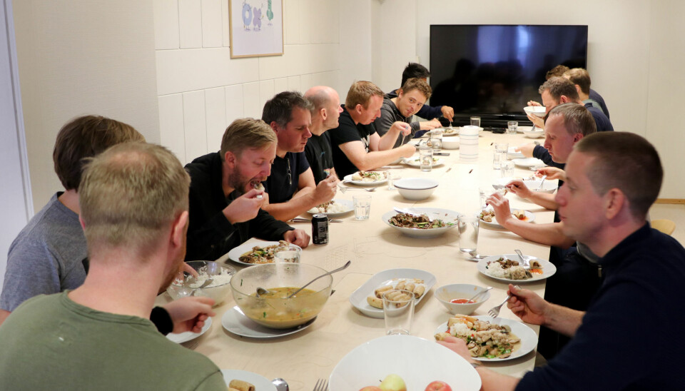 Fiken-gjengen er samlet rundt lunsjbordet. Foto: Jørgen Jacobsen