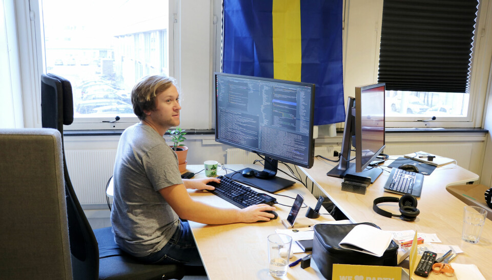 Ironisk nok har Fiken et eget kontor med Sverige-tema. Uten at noen av beboerne på kontoret er svenske. Henrik Bjørlo sitter ved maskinen sin, svøpet i Svensk kultur. Foto: Jørgen Jacobsen