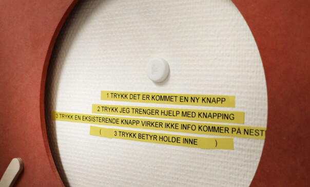 Små rare, og ofte kryptiske bluetooth-knapper finnes over alt på Fiken-kontoret. Foto Jørgen Jacobsen