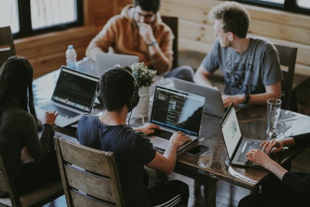 En gjeng lager sørverdelen av en programvare som tjeneste-tjeneste. 📷: Annie Spratt / Unsplash
