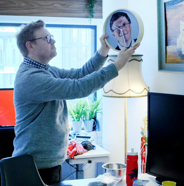 Fagredaktør Jørgen Jacobsen, som her dekorerer kode24-kontoret, tror jQuery har blitt tabu i 2018. 📸: Ole Petter Baugerød Stokke