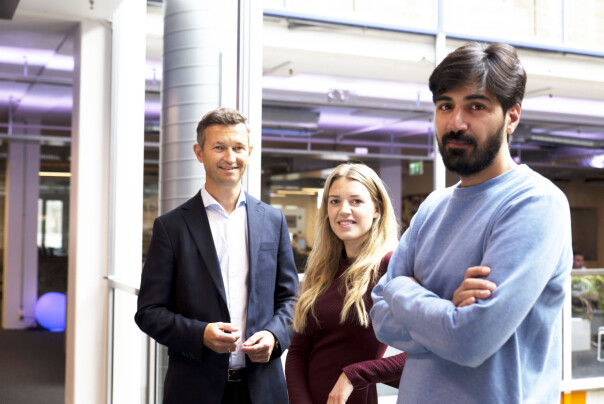 Direktør for digitalisering og innovasjon Vegard Østlie i SiO, kvalitetskoordinator Vene Vike i SiO og Arash Saidi fra Convertelligence har sammen laget SiO sin Robert. 📸: Unni Irmelin Kvam, SiO