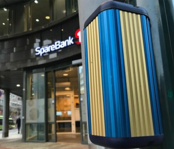 At lyd komplementerer visuelle signaler ved fotgjengerfelt hjelper alle. I stedet for å se etter lyset når man venter kan man se på mobilen, og du kan se etter lyset om du hører på musikk. 📸: Sparebank 1