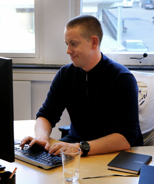 Utvikler Aleksander Blomskøld i Fiken venter på at verktøy skal oppgraderes før de går for Java 11. 📸: Jørgen Jacobsen