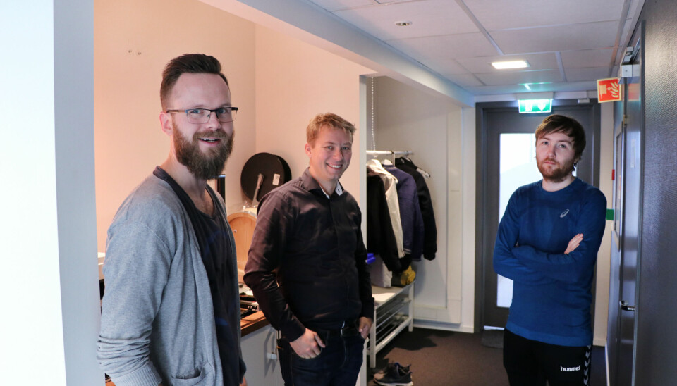 Alfred Bratterud til venstre startet IncludeOS. Kristian Jerpetjøn i midten er nyansatt senior-utvikler, mens Alf-Andre Walla til høyre har bidratt på IncludeOS siden starten på Høyskolen i Oslo og Akershus. 📸: Jørgen Jacobsen