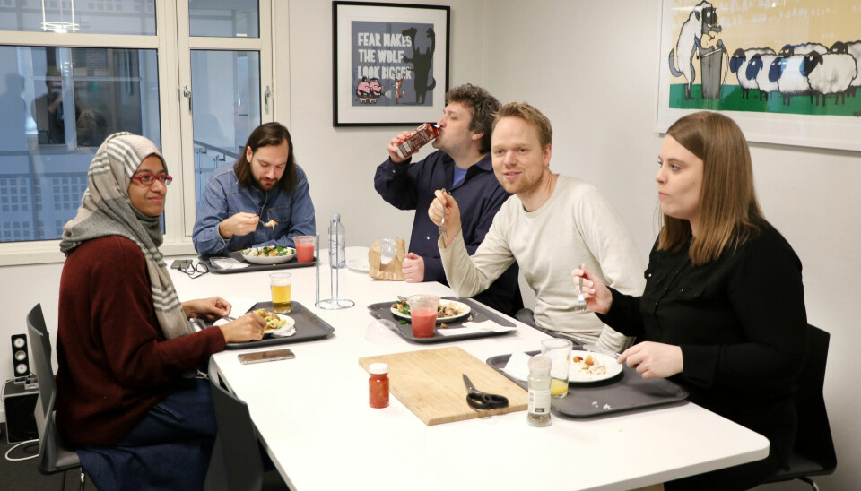 God steming i kantina. 🥗 Deler av teamet bak IncludeOS og Mothership. 📸: Jørgen Jacobsen