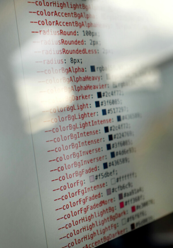 Grensesnittet i Vivaldi er basert på webteknologi. Det betyr at alt kan endres med CSS-variabler. Her fra maskinen til Henrik Helmers på design-teamet. 📸: Jørgen Jacobsen