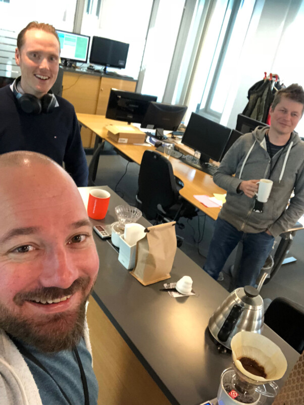 Kaare Nilsen med en aldri så liten kaffeselfie blant kolleger i Klaveness Digital. 📸: Privat