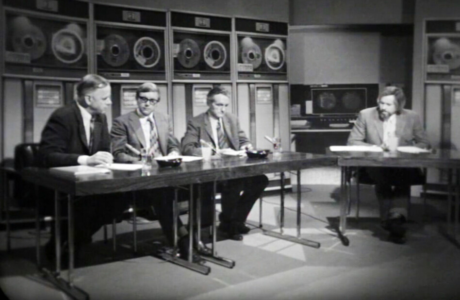 NRK-programmet Datatid fra 1972 hadde et rimelig fantastisk studio, med digre båndmaskiner og askebeger på pultene. 📸: NRK