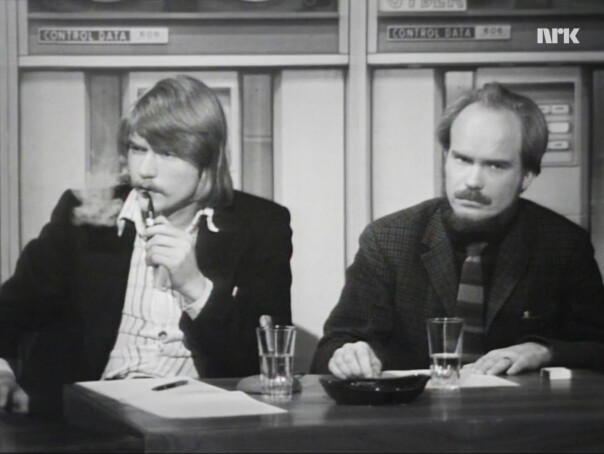 Journalist Halvor Elvik koser seg med pipe i et program beregnet for barn og ungdom. 📸: NRK