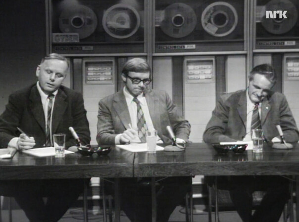 Folk så mye rett ned i bordet på TV i 1972, viser det seg. 📸: NRK
