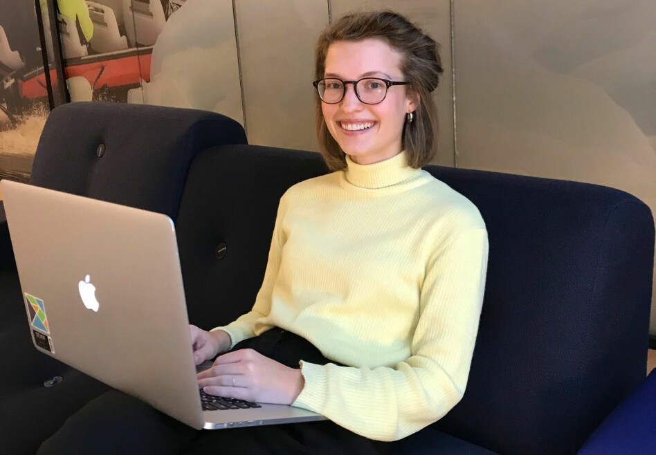 Ukas Koder Johanne Håøy Horn sitter hos Hurtigruta om dagen, hvor hun jobber som konsulent fra Bekk. 📸: Privat