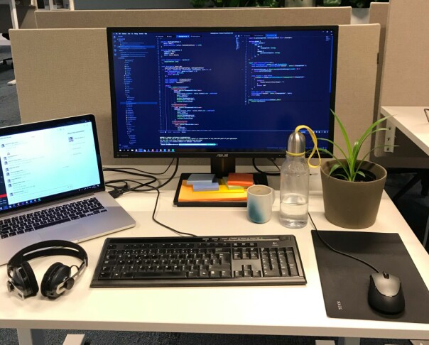 Pulten til Johanne Håøy Horn. Koderen jobber mest i VS Code og Visual Studio. 📸: Privat