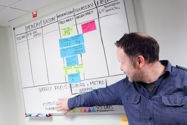 Jon Cato Lorentzen driver utviklingen av Mosaic etter Scrum-modellen. Men det er ikke alt vi får lov å ta bilder av. 📸: Ole Petter Baugerød Stokke