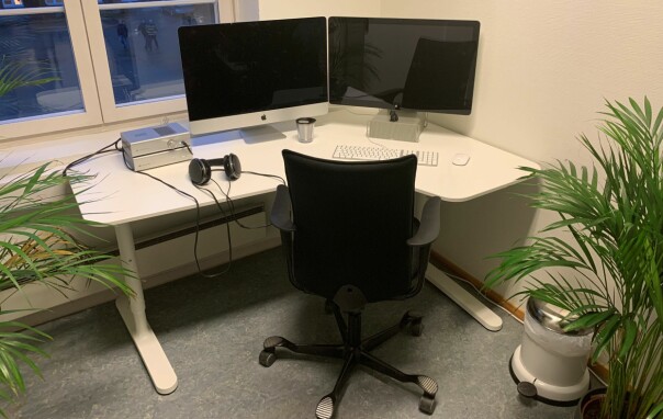 Pulten til Kåre Blakstad i Grieg Connect vitner om en viss kjærlighet til god lyd. 📸: Privat