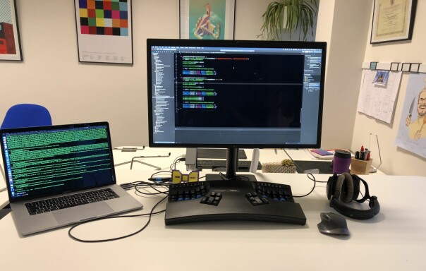 Pulten til Håkon Bogen. Legg merke til Kinesis Advantage2-tastaturet. 📸: Håkon Bogen