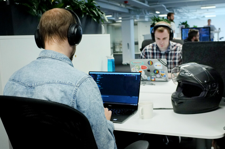 To utviklere i et åpent kontorlandskap, med hver sine Bose støyreduserende hodetelefoner. Et klassisk syn. 📸: Ole Petter Baugerød Stokke