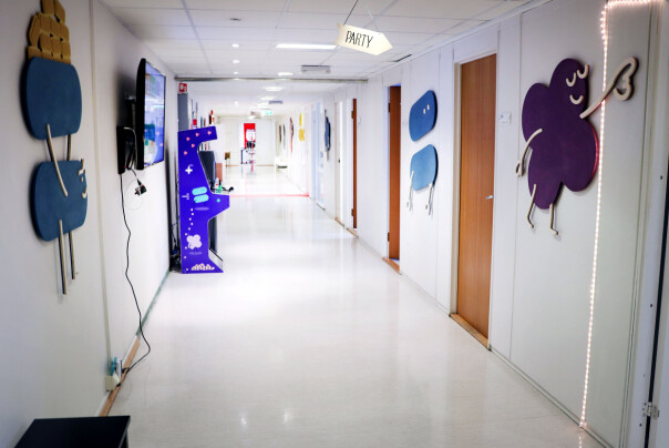 Det er ikke mange slike korridorer med små kontorer man ser i norsk IT-bransje for tida. Men Fiken kjører kontorer etter gamleskolen. 📸: Jørgen Jacobsen