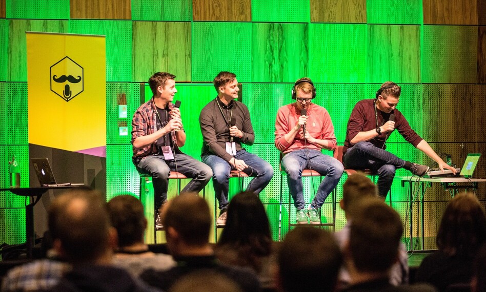 Mikael Brevik, nummer to fra høyre, under en live-innspilling av BartJS tidligere i år. 📸: Wil Lee-Wright / Trondheim Developer Conference 2018