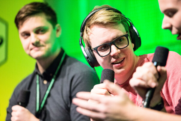 Mikael Brevik har noen gode råd til deg som vil lage din egen podkast. For du trenger ikke nødvendigvis så mye utstyr som gjengen bruker her. 📸: Wil Lee-Wright / Trondheim Developer Conference 2018
