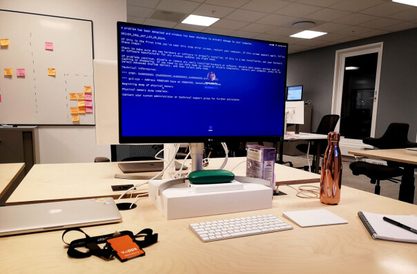 Slik ser pulten til Hanne Lohne Try ut. Og blåskjermen fra Windows er altså bare et bakgrunnsbilde. 📸: Privat