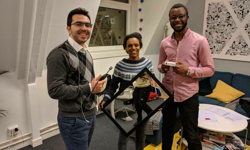 HackTechGo! holder kurs i smartspeil-bygging på karrieresenteret JobbX. Fra venstre til høyre: Alizamin Jafarli, Hiruth Marie Stautland og Mori Diakite 📸: HackTechGo!