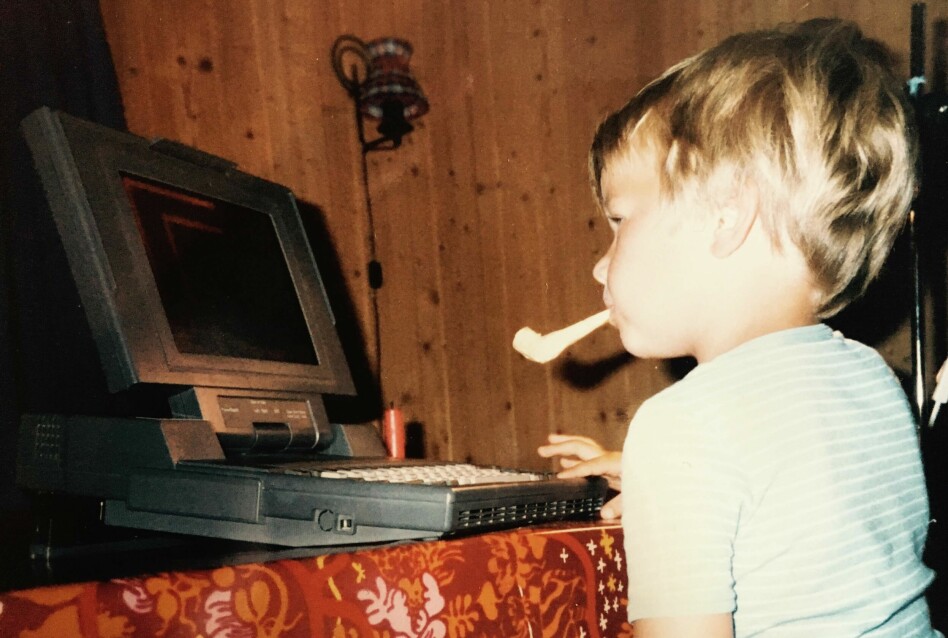 Meg, en gang på 80-tallet. Jeg hadde ikke begynt å programmere riktig ennå, men kvelder som dette med pappas jobb-PC var det som satt hjulene i gang. Og de første kodeeventyrene ble gjort i Basic. 📸: Pappa