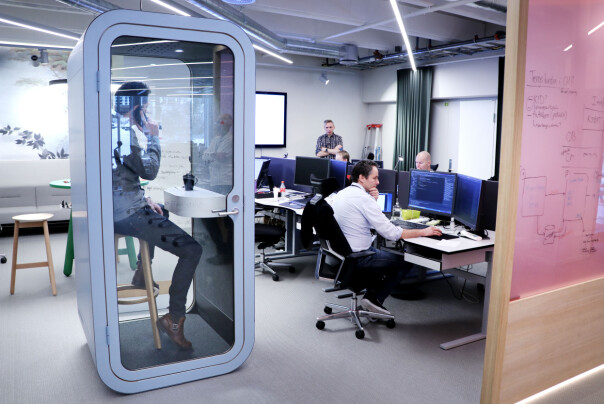 Åpent kontorlandskap skal visst gå greit for Storebrands del, blant annet på grunn av disse boksene man skal prate i telefonen i. Vi fikk Terje Løken til å demonstrere. 📸: Ole Petter Baugerød Stokke