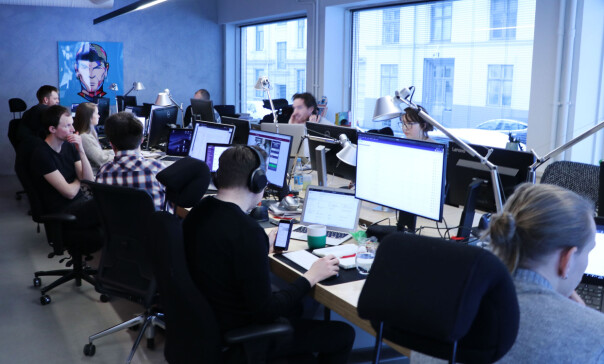 Nettbureau innrømmer at de har vokst ut av lokalet. Hele gjengen sitter på to gigantiske skrivebord. 📸: Jørgen Jacobsen
