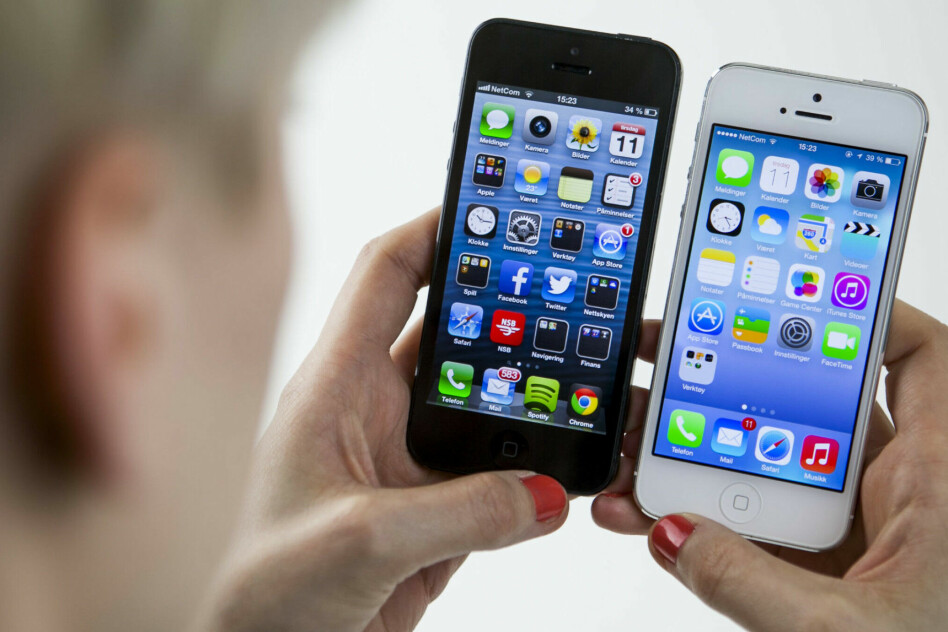 I 2012 var det designfilosofien skeuomorfisme som gjaldt. Apples iPhone slutta med dette da iOS 7, til høyre, kom ut i 2013. 📸: Per Ervland