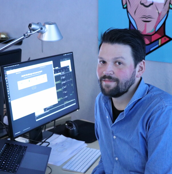Designansvarlig Fredrik Tveit har designet nettsider siden 90-tallet. 📸: Jørgen Jacobsen