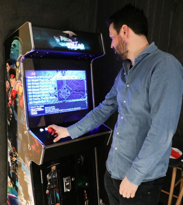 Alle startups med respekt for seg selv har selvsagt en arkademaskin. Designansvarlig Fredrik forteller at den blir mest brukt på firmafester, og da helst Street Fighter. 📸: Jørgen Jacobsen