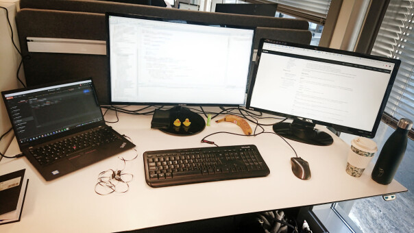 Slik ser pulten til Ukas Koder Marte Tårnes i Capgemini ut. 📸: Privat