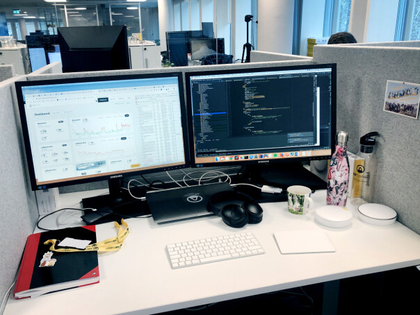 Slik ser pulten til Anlaug Underdal i Airthings ut, med Mac og IntelliJ. 📸: Privat
