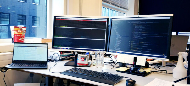 Pulten til Somaiah Nymoen-Kumbera, som han beskriver slik: «Intellij (min favorittting i hele verden), tre vinduer i Terminator (fordi en kommando vindu er aldri nok), en gammel sprayflaske for en plante som døde for noen måneder siden (heldigvis overlevde sprayflasken!), Stackoverflow klar på laptopen, Coco Loco for noen late night coding sessions, Jenkins- og Git referanse i old school papirformat.» 📸: Privat