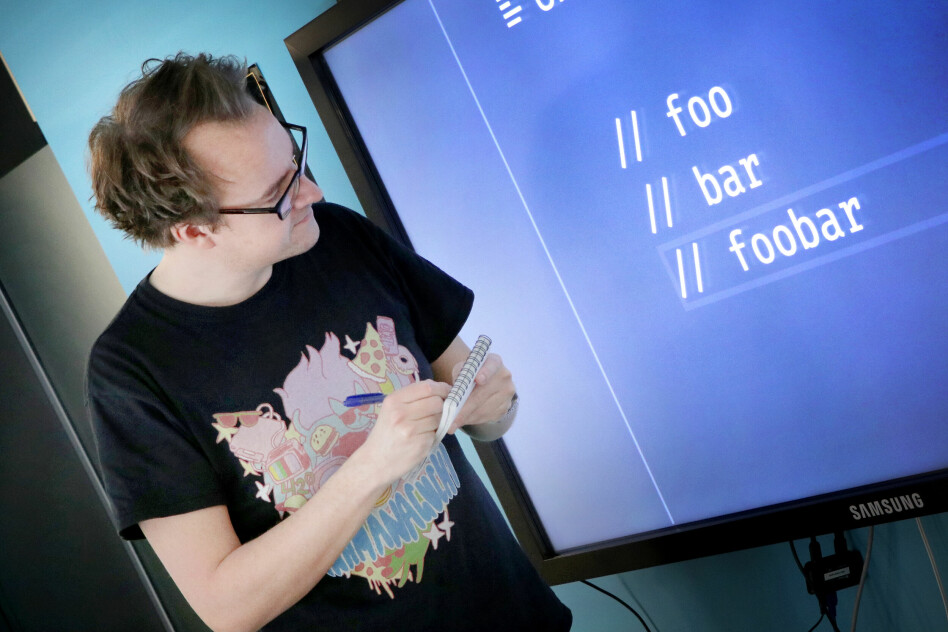 Her står jeg med journalistblokka mi og undersøker ordene foo, bar og foobar. Etterpå satt jeg meg ned med internett. 📸: Jørgen Jacobsen