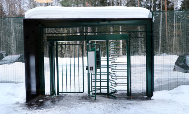 Den grønne porten som leder inn til Basefarm. 📸: Jørgen Jacobsen